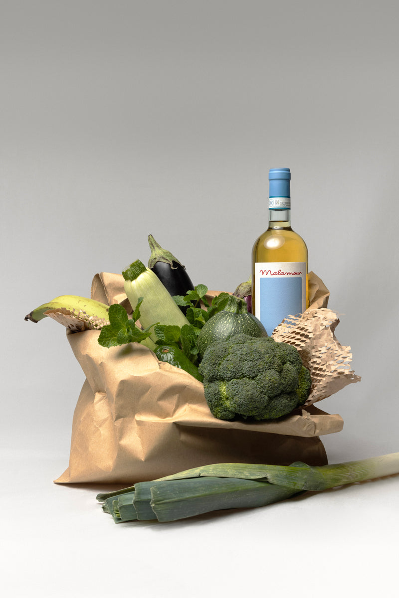 Malamour Trebbiano Italian white wine with fresh vegetables — Italian Mediterranean lifestyle