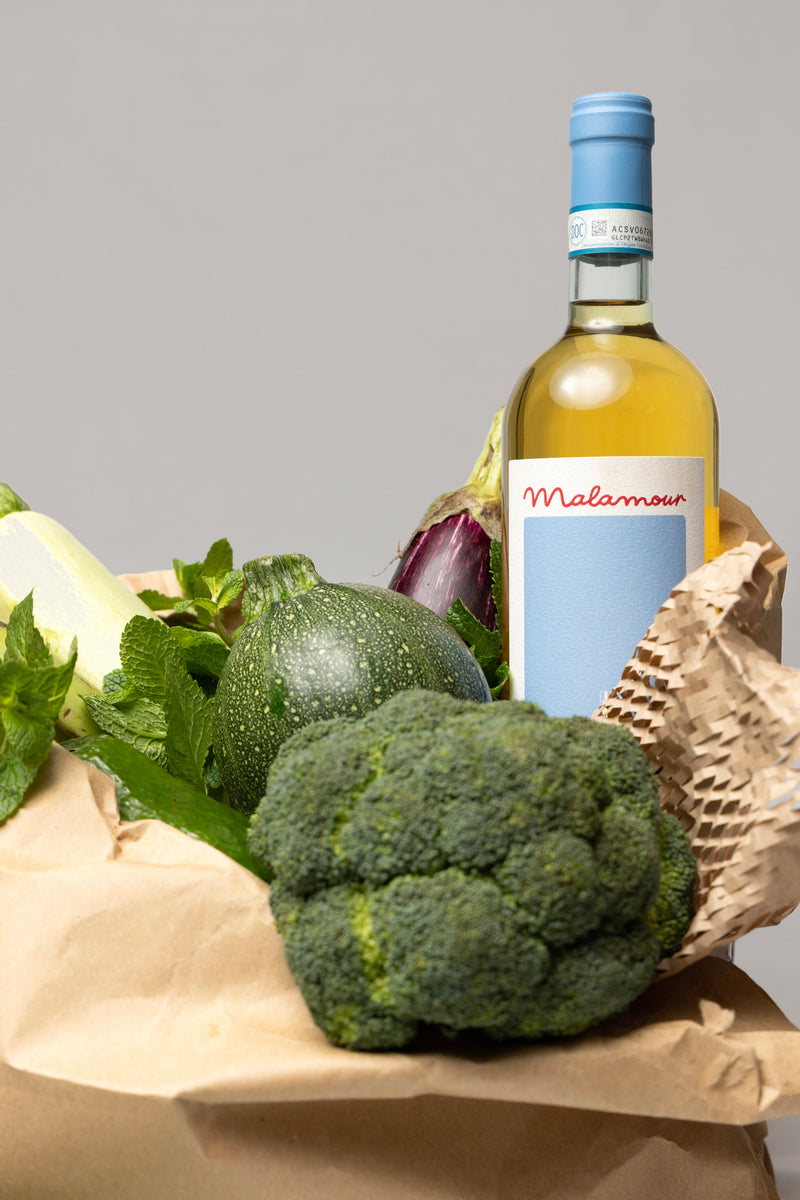 Malamour Trebbiano d'Abruzzo bottle with fresh broccoli and vegetables — Italian white wine food pairing