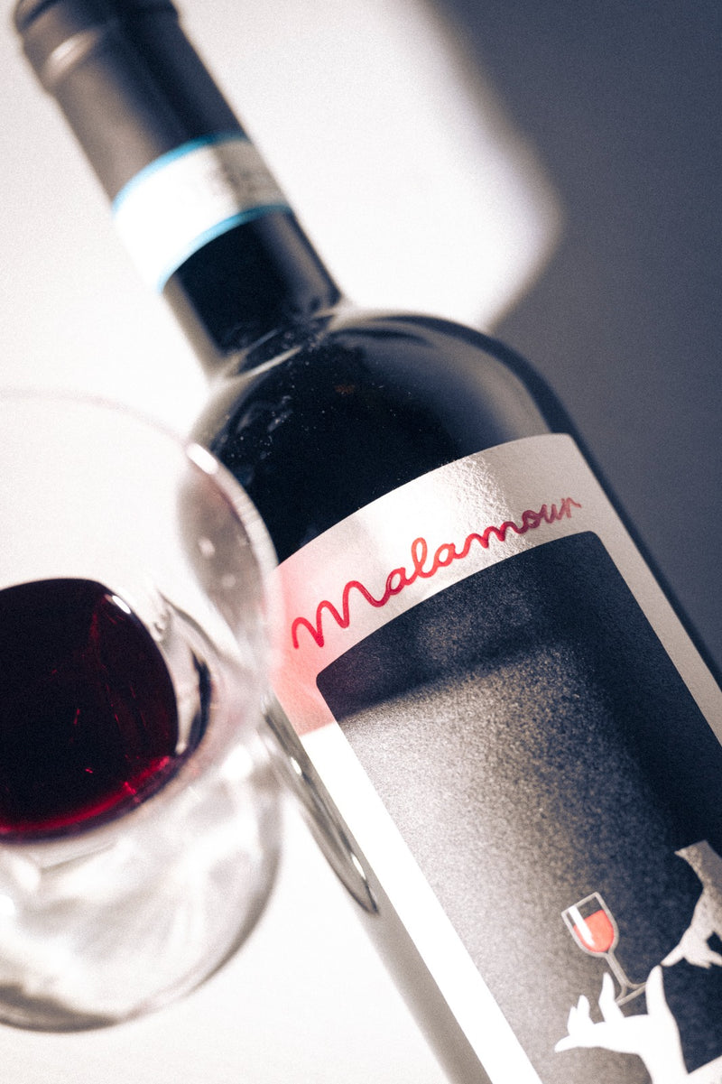 Close-up of Malamour Red Italian wine bottle label — Montepulciano d'Abruzzo
